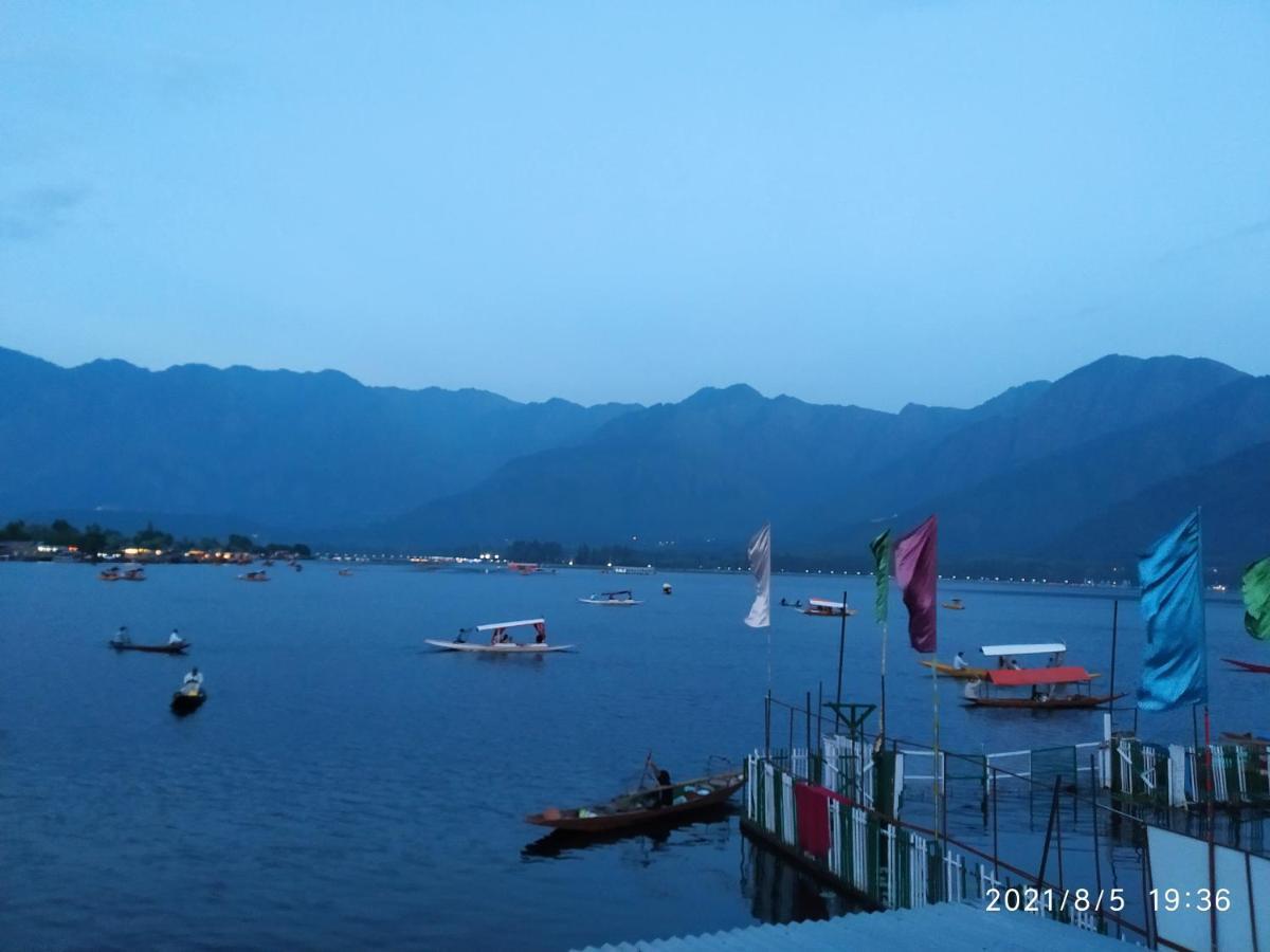 Houseboat Young Snow View Front Line Dal Lake Σριναγκάρ Εξωτερικό φωτογραφία