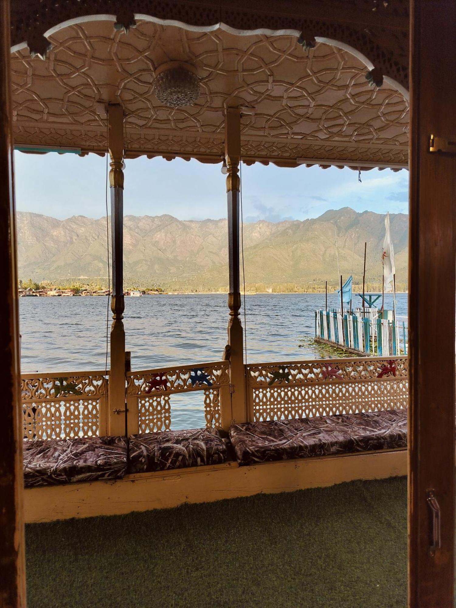 Houseboat Young Snow View Front Line Dal Lake Σριναγκάρ Εξωτερικό φωτογραφία