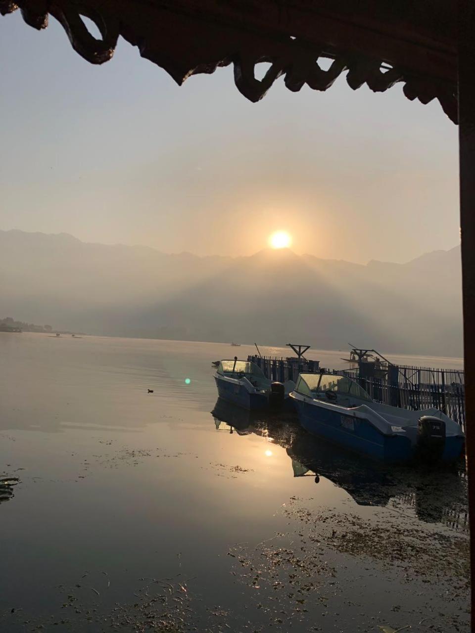 Houseboat Young Snow View Front Line Dal Lake Σριναγκάρ Εξωτερικό φωτογραφία