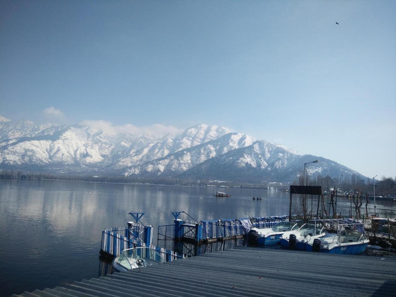 Houseboat Young Snow View Front Line Dal Lake Σριναγκάρ Εξωτερικό φωτογραφία